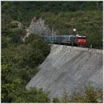 ber den groen Damm nahe Hrastovlje, fhrt SZ  Brigitte  363 017 mit dem IC 505  POHORJE  (Koper - Maribor) auf der Koperrampe bergwrts.
