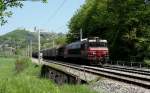 Bei Celje, im Hintergrund die Burg, ist am 28.4.2008 die Elektrolok 363012 mit einem Güterzug in Richtung Zidani Most unterwegs.