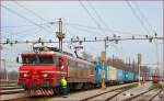 SZ 363-015 mit Containerzug wartet in Bahnhof Pragersko fur Weiterfahrt Richtung Koper Hafen.