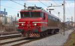 SŽ 363-013 fährt als Lokzug durch Maribor-Tabor Richtung Tezno Verschiebebahnhof.