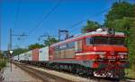 SŽ 363-024 zieht Containerzug durch Maribor-Tabor Richtung Koper Hafen.