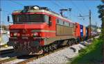 SŽ 363-028 zieht Containerzug durch Maribor-Tabor Richtung Koper Hafen.