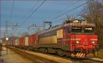 SŽ 363-002 zieht Containerzug durch Maribor-Tabor Richtung Koper Hafen.