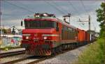 SŽ 363-036 zieht Containerzug durch Maribor-Tabor Richtung Koper Hafen.