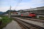 1975-77 wurden von Alsthom 39 Lokomotiven der Reihe 363 für die slowenischen Staatsbahnen produziert. Anfänglich in gelb / beige präsentieren sich die Lokomotiven mit rund 2900 Kilowatt Leistung im typischen SZ rot. Celje am 15.08.2015