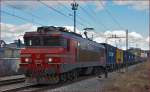 SŽ 363-026 zieht Containerzug durch Maribor-Tabor Richtung Koper Hafen. /6.3.2016
