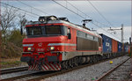 SŽ 363-021 zieht Containerzug durch Maribor-Tabor Richtung Norden.