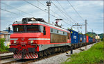 SŽ 363-020 zieht Containerzug durch Maribor-Tabor Richtung Koper Hafen.