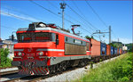 SŽ 363-031 zieht Containerzug durch Maribor-Tabor Richtung Koper Hafen. /21.6.2016