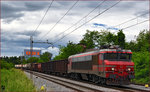 SŽ 363-027 zieht Güterzug durch Maribor-Tabor Richtung Norden.