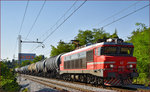 SŽ 363-008 zieht Kesselzug durch Maribor-Tabor Richtung Norden.