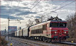 SŽ 363-033 zieht Güterzug durch Maribor-Tabor Richtung Norden.