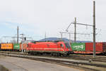 Mit Schwung und gesenkten Stromabnehmern fährt SZ 541 002 durch den Güterbahnhof Salzburg-Liefering.
Aufgenommen am 4. April 2018