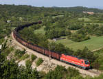 SZ 541 021 befördert gemeinsam mit Nachschiebelok 541 022 einen voll beladenen  Kohlestaubzug aus Koper zurück in Hinterland. Bild entstand am 11. September 2019 in Crnotice.