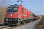 SŽ 541-104 zieht Autozug durch Maribor-Tabor Richtung Koper Hafen.