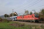 Doppeltraktion bestehend aus 541 103 und 541 011 der slowenischen SZ mit Autozug bei der Durchfahrt in Elsbethen, südlich von Salzburg, aufgenommen am 13.10.2022