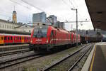 SZ 541 106 (E190 106) fährt mit einer weiteren Siemens ES64-U4 und einem Güterzug durch Ljubljana. (29.12.2022)