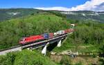 541 007 mit einem Containerzug am 06.05.2023 bei Rižana.