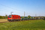 Neudorf ob Wildon. Bei traumhaften Fr�hlingswetter am 24.04.2026 durchf�hrt die 541 013 mit leeren Autotransportwagen den Ort Neudorf.