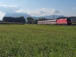 Mit dem wolkenverhangenen Hausberg von Villach, dem 2.166 m hohen Dobratsch im Hintergrund zieht am 17.09.2014 bei Faak am See SZ 541 018 den in Villach Hbf gestarteten EC 213 nach Zagreb.