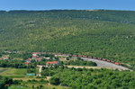 541 009 mit einem Güterzug am 11.06.2015 am Damm bei Hrastovlje .
