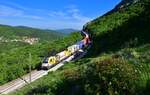 541 002 mit einem Containerzug am 05.05.2023 bei Hrastovlje.