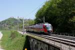 Ein noch unbeschmierter Desiro, wahrlich eine Seltenheit in Slowenien, ist am 28.4.2008 bei Celje nach Zidani Most unterwegs.