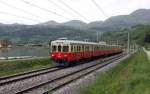 Ein hervorragend aufgearbeiteter Elektrotriebzug ohne Grafitti,Nummer 315207, auch Gomulka genannt, ist am Save Ufer bei Orchovo am 29.4.2008 nach Sevnica unterwegs.