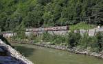 Ein mit Grafitti verschmierter Gomulka ist am 29.5.2011 bei Remke im Tal der Sava  unterwegs.