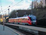 Spielfeld-Strass. Während am 1. April 2023 die milde Abendsonne untergeht, steht die SŽ 312 118 afahrbereit im Grenzbahnhof Spielfeld Strass / Špilje in Fahrtrichtung Zidani Most als Regionalzug.