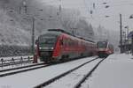 Zwei Triebwagen aus der Siemens Desiro Familie warten im dichten Schneefall des 30.12.2025 in Spielfeld-Straß auf die Abfahrt.
Der 312 136 der slowenischen Staatsbahn macht sich gleich als R4441 auf den Weg nach Mariobor während der 5022 055 als S51 6315 nach Bad Radkersburg noch etwas warten muss.