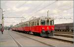 Der SZ  Gomułka  315 008 steht in Ljubljana. Damals zeigten sich diese Elektrotriebzüge in einem noch sehr gepflegten Zustand. Die letzten Züge dieser Baureihe wurden im Sommer 2021 ausrangiert. 

Analogbild vom 30. März 1995
