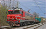 SŽ 363-006 zieht zwei Waggons durch Maribor-Tabor Richtung Tezno VBH.