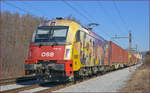 OBB 1216 141 zieht Containerzug durch Maribor-Tabor Richtung Koper Hafen. /3.3.2021