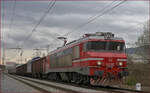 SŽ 363-023 zieht Güterzug durch Maribor-Tabor Richtung Norden.