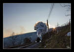 Mit den letzten Sonnenstrahlen dampft 33-037 mit Zug 15022 von Metlinka nach Novo Mesto, aufgenommen in der Steigung nahe Semic.