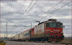 SŽ 342-025 zieht EC158 an Črešnjevec vorbei Richtung Wien.