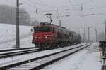 Im dichten Schneefall des 30.12.2025 verlässt die 363 031 mit einem schweren Kesselwagenganzzug voller Benzin von Wien Stadlau nach Rače den Bahnhof Spielfeld-Straß.
