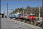 363-023 fährt am 13.02.2019 mit einem Güterzug durch den Bahnhof Rakek.