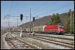 541-105 fährt am 14.02.2019 mit einem Güterzug durch den Bahnhof Borovnica.