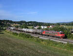 Die 363 038 traktionierte Anfang Juli 2025 einen Benzinzug aus Österreich zum Adriahafen Koper, das Foto entstand in Spodnje Laže.