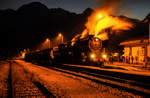 33 037 hält am Abend mit dem Dampfzug von Nova Gorica nach Jesenice, im Bahnhof Bohinjska Bistrica.