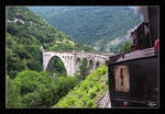 SZ 33-037 fährt mit dem Dampfsonderzug über die berühmte Solkanbrücke nahe Nova Gorica.
