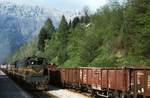 Auf der Wocheinerbahn (Jesenice - Nova Gorica) warten 664-116 und eine weitere 664 am 01.05.1989 eine Zugüberholung ab.