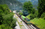 Die 644 016  Spanka  mit dem Avtovlak AVT853 verlässt den Bahnhof Bohinjska Bistrica. Das Bild zeigt den Zug kurz vor die 6339 m lang Bohinj Tunnel.
07.07.2021.