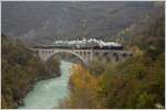 SZ 33-037 & 06-018 fahren mit Sonderzug 13403 von Jesenice nach Nova Gorica, hier ber die 220m lange Salcanobrcke.