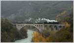 33-037 als Vorspann vor 06-018 am 10.11.2012 mit ihrem Sonderzug 13403 von Jesenice nach Nova Gorica, aufgenommen bei der Querung der Salcanobrcke (Solkanski most) in Solkan.