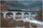 SZ 33-037 & 06-018 fahren mit Sonderzug 13403 von Jesenice nach Nova Gorica, hier nahe Kanal. 
10.11.2012