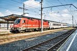 SŽ 541 105-7 wartet in Villach Hbf, mit dem D 211  Sava  (Villach Hbf - Ljubljana - Zagreb Glavni kol.