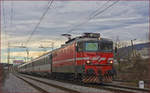 SŽ 342-023 zieht EC 158 durch Maribor-Tabor Richtung Wien.